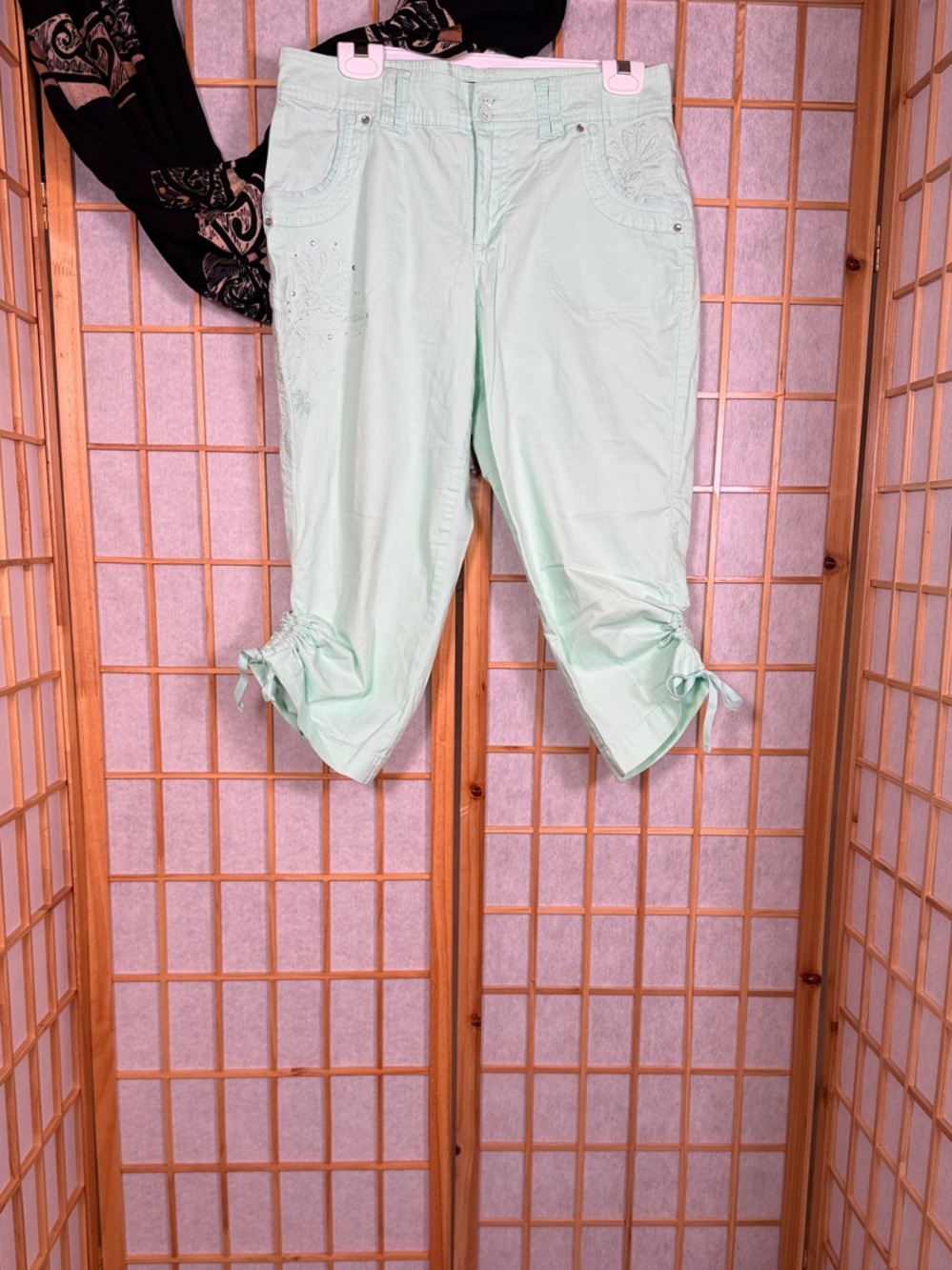 Gloria Vanderbilt Mint Green Tie-Hem Capri Shorts